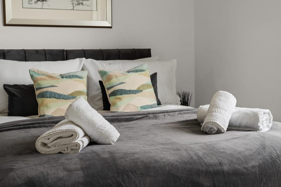 Property building, Bed, Bedroom
