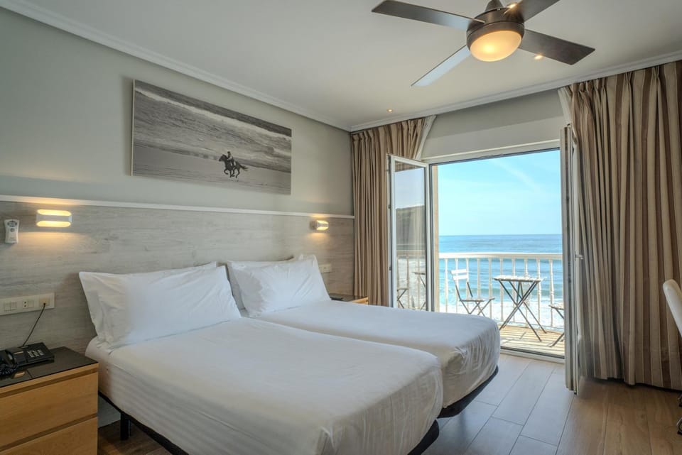 Bed, Photo of the whole room, Bedroom, Sea view