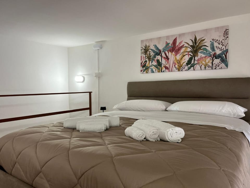 Bed, Photo of the whole room, Bedroom, towels