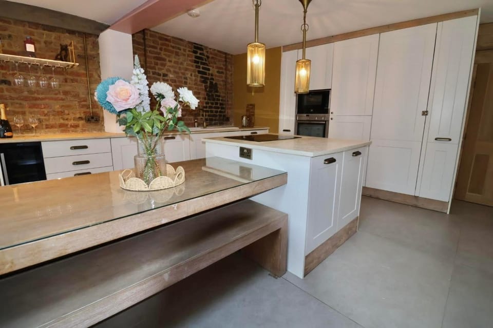 Coffee/tea facilities, Dining area, dishwasher, oven, stove, washing machine, kitchen