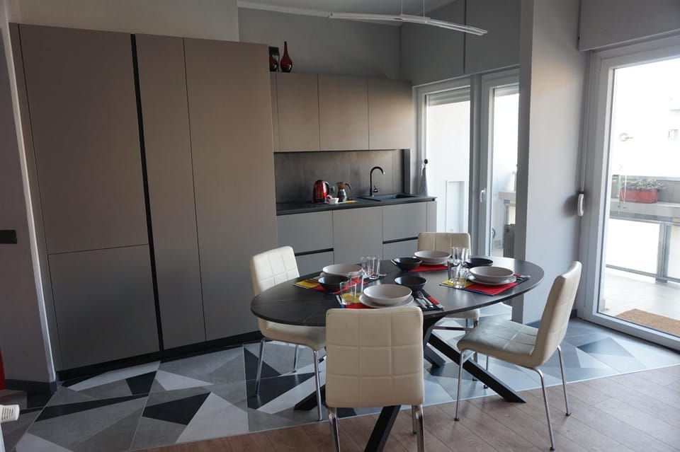 Kitchen or kitchenette, Dining area