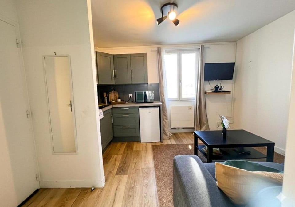 TV and multimedia, Kitchen or kitchenette, Living room, Seating area, oven, stove
