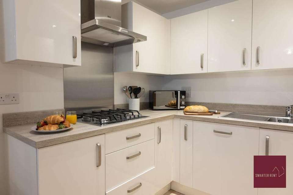 Hook Three Bed Flat Parking Apartment in England
