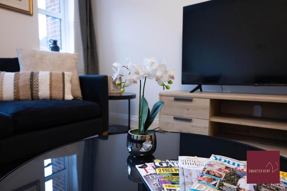 Hook Three Bed Flat Parking Apartment in England