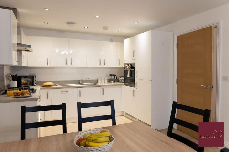 Hook Three Bed Flat Parking Apartment in England