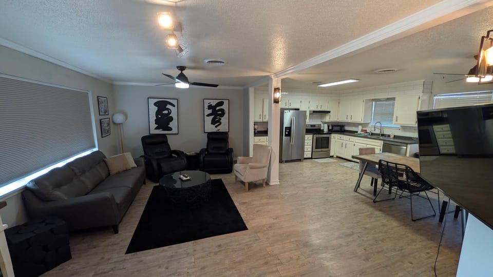 TV and multimedia, Kitchen or kitchenette, Living room, Seating area, Dining area