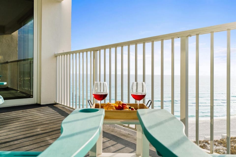 Shoreline Towers 1094-seasonal beach service-pool House in Destin