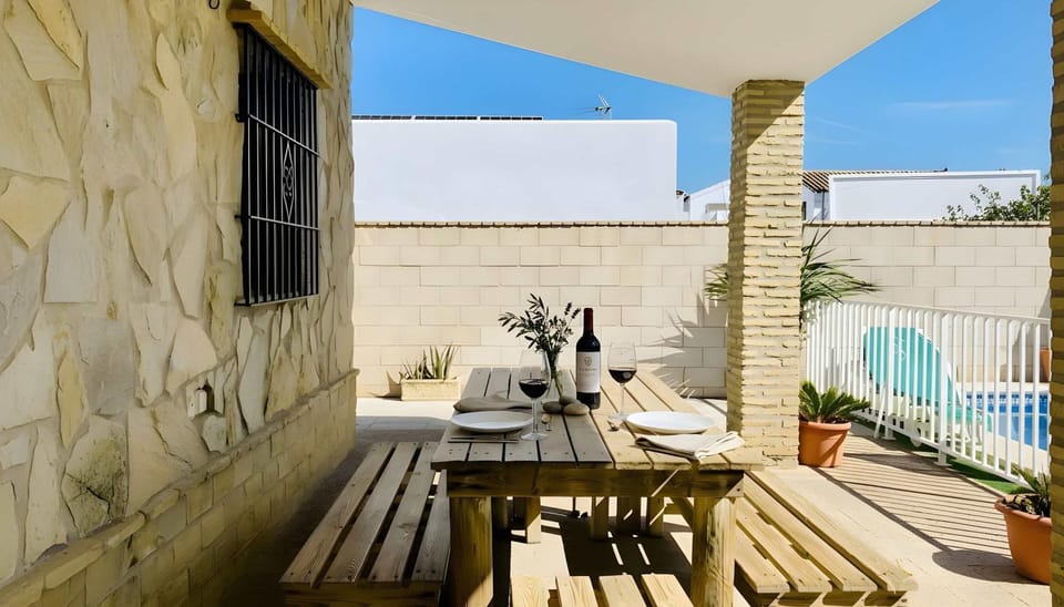 Amplio Chalet con Piscina privada Terraza y Barbacoa Cerca del pueblo Chalet in La Janda