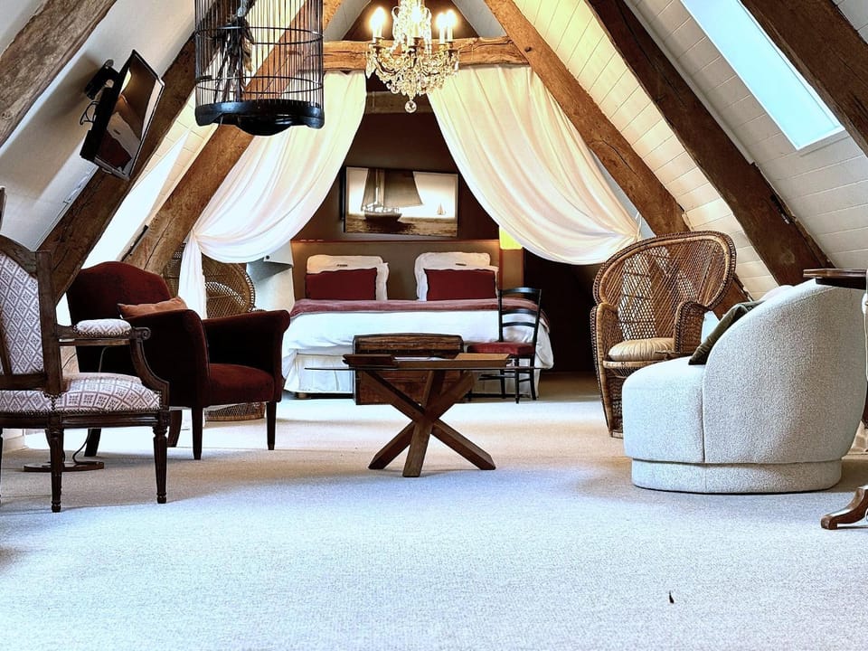 Photo of the whole room, Seating area, Bedroom