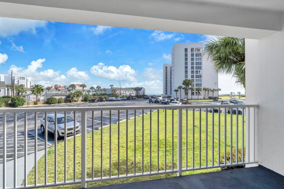 Shoreline Towers 3023 -seasonal beach service pool-near beach House in Destin