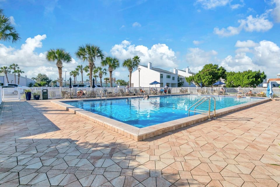 Shoreline Towers 3023 -seasonal beach service pool-near beach House in Destin