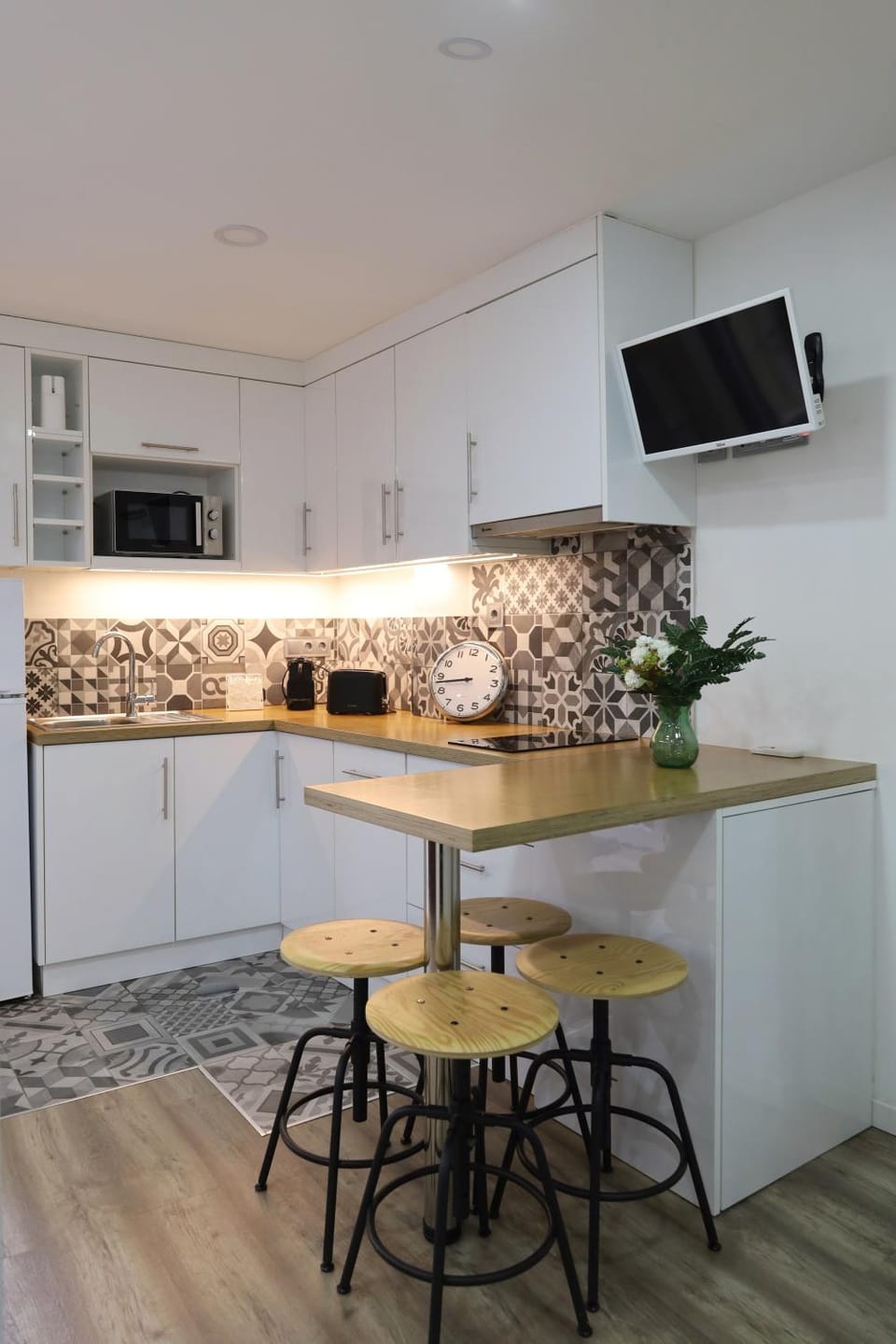 TV and multimedia, Kitchen or kitchenette, Dining area, dishwasher, stove