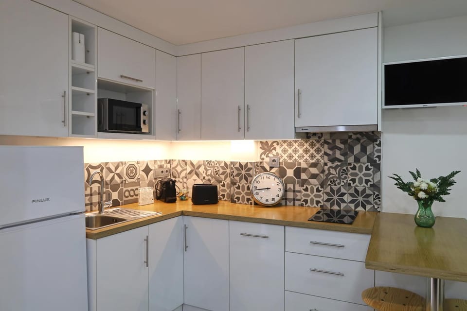 TV and multimedia, Kitchen or kitchenette, dishwasher, stove