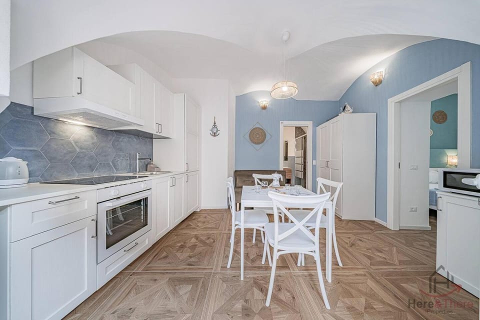 Kitchen or kitchenette, Dining area, oven