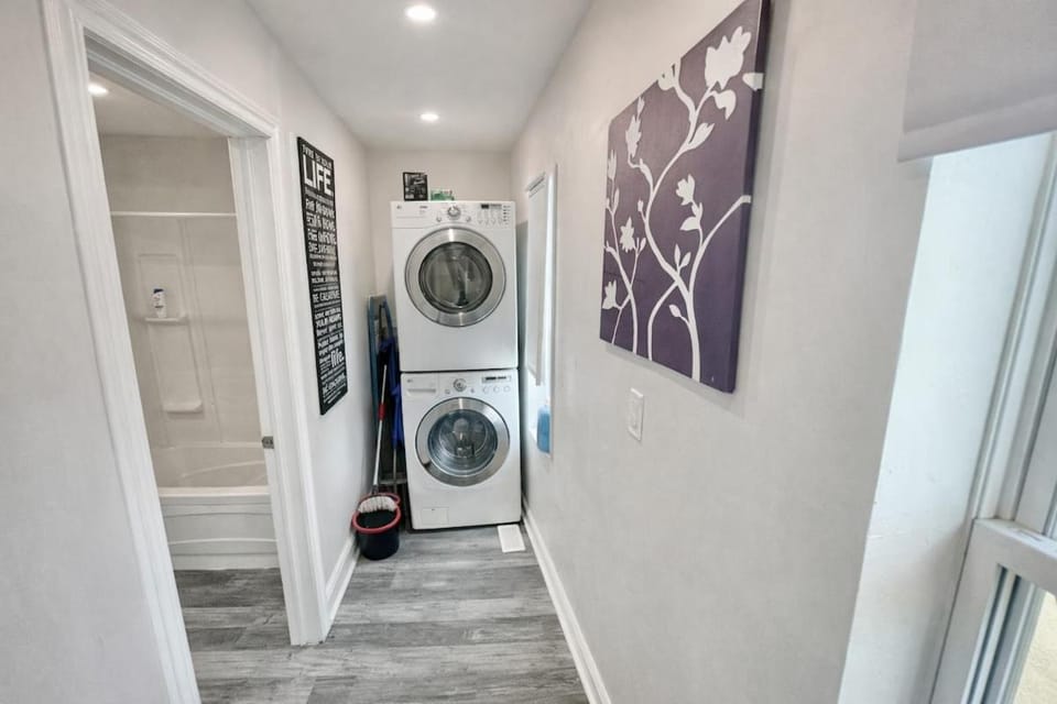 Secluded Hamilton 2BR with 4 Beds, Sleeps 6 Apartment in Hamilton