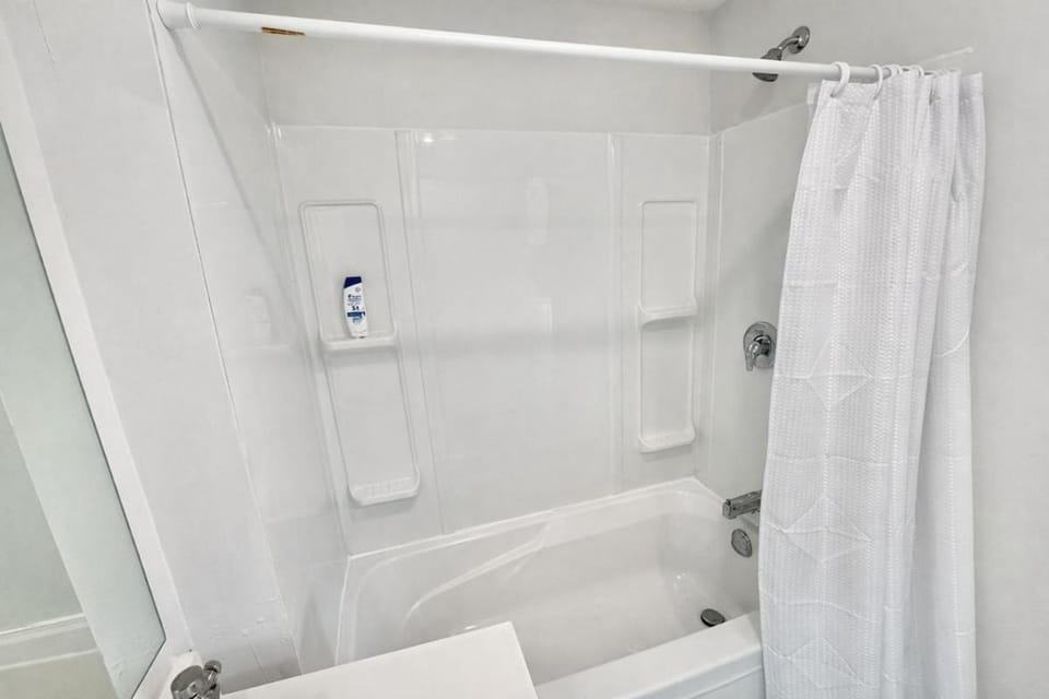 Secluded Hamilton 2BR with 4 Beds, Sleeps 6 Apartment in Hamilton