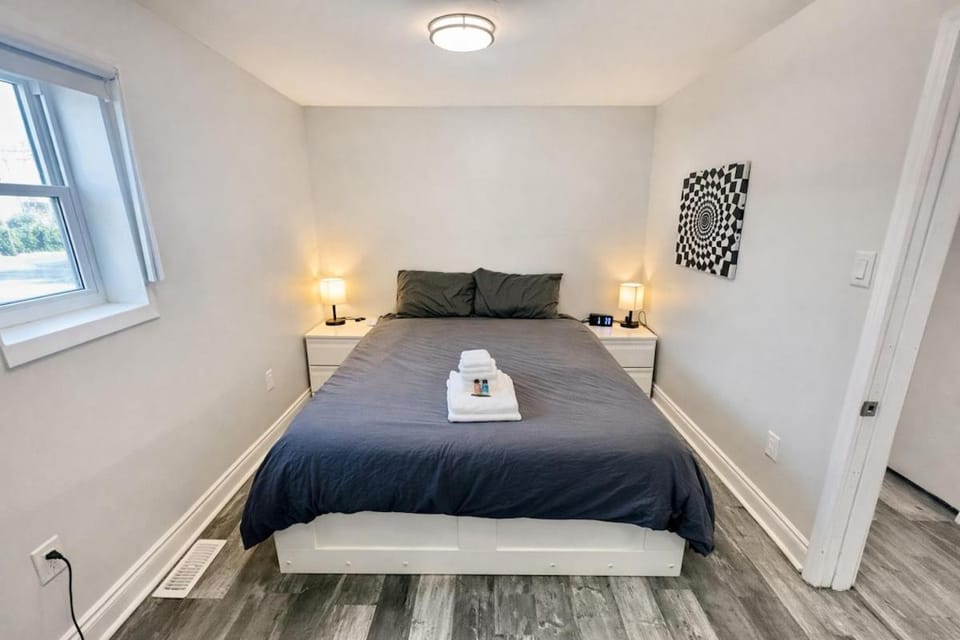 Secluded Hamilton 2BR with 4 Beds, Sleeps 6 Apartment in Hamilton
