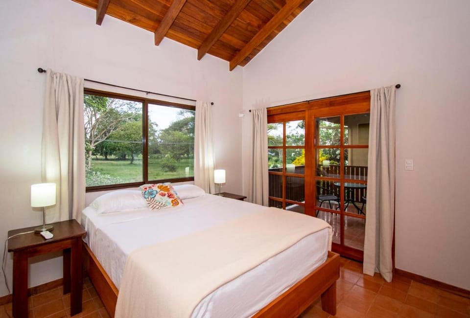 Entire villa with pool 3 min walk to Surf Dominical House in Dominical