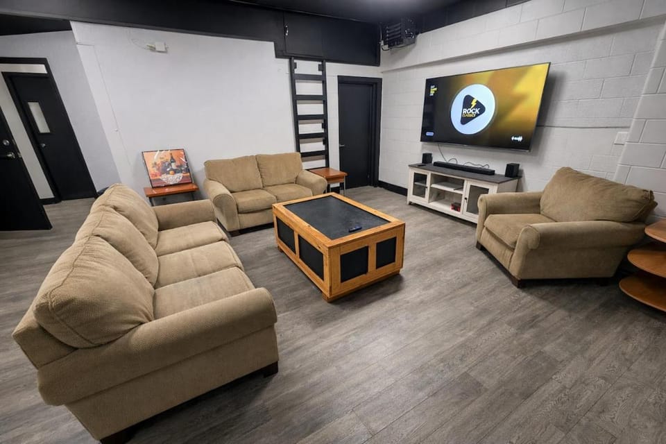 Private Suite, King Bed, Big Screen Sleeps 4 Apartment in Hamilton