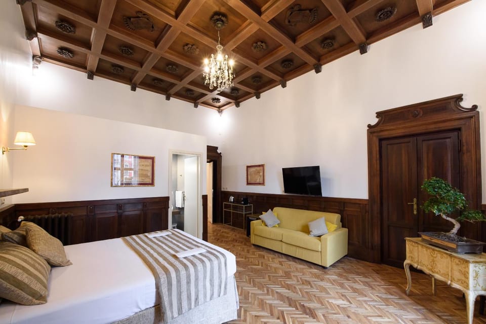 Bed, TV and multimedia, Photo of the whole room, Bedroom