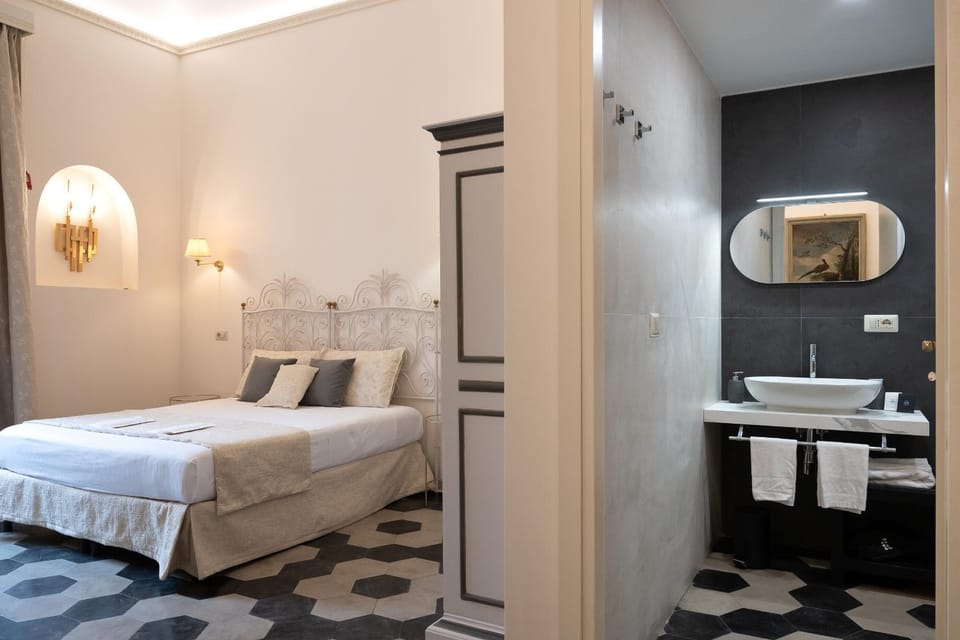 Bed, Bathroom, Photo of the whole room, Bedroom, towels
