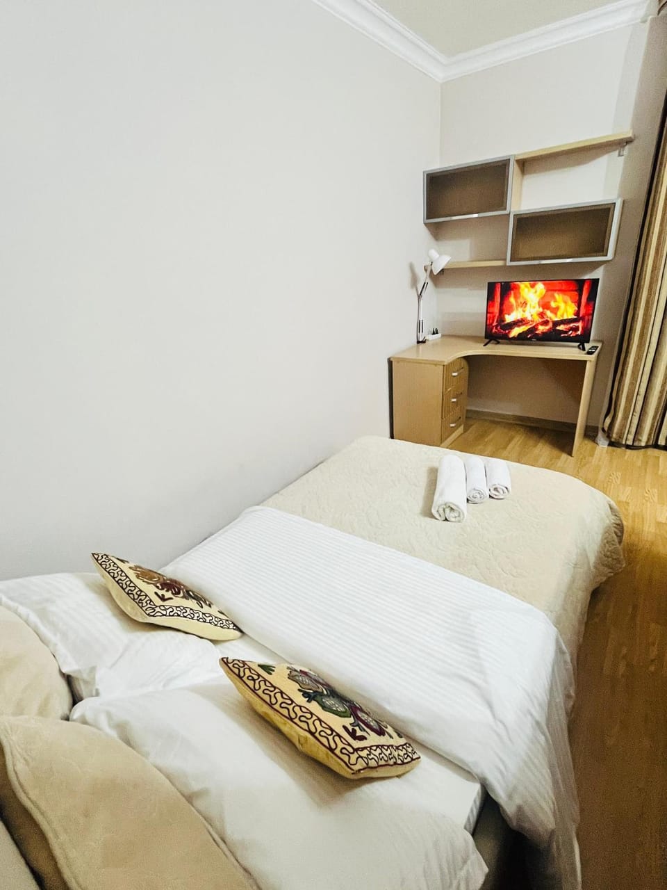Bed, Bedroom, towels