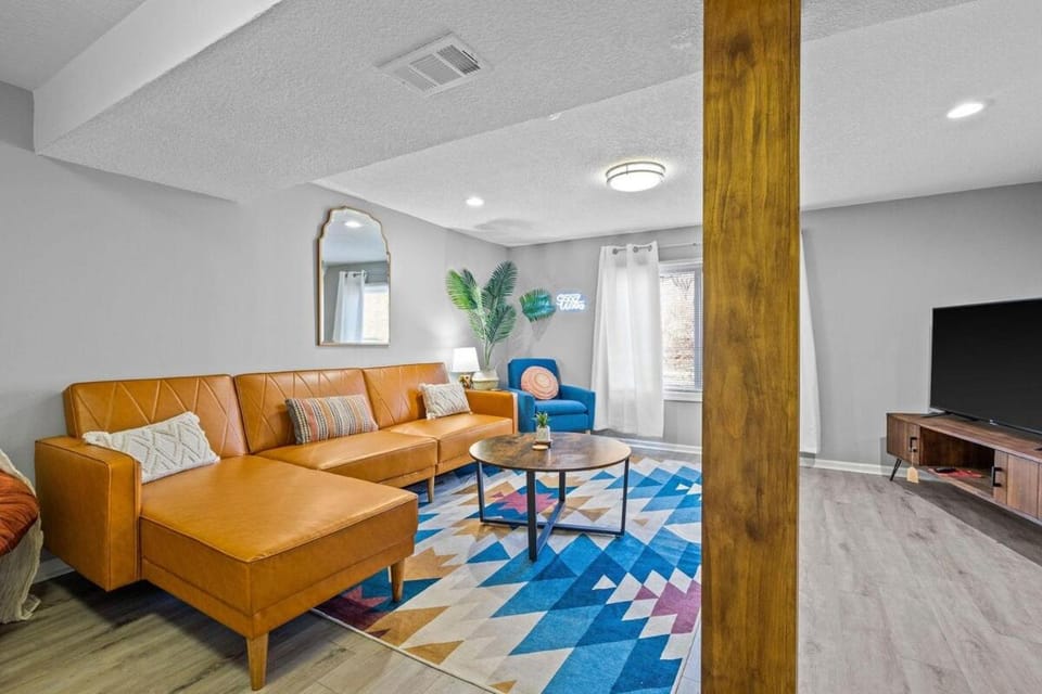 Boho Lounge - Pet Friendly Home Close to I-35 & KC House in Overland Park