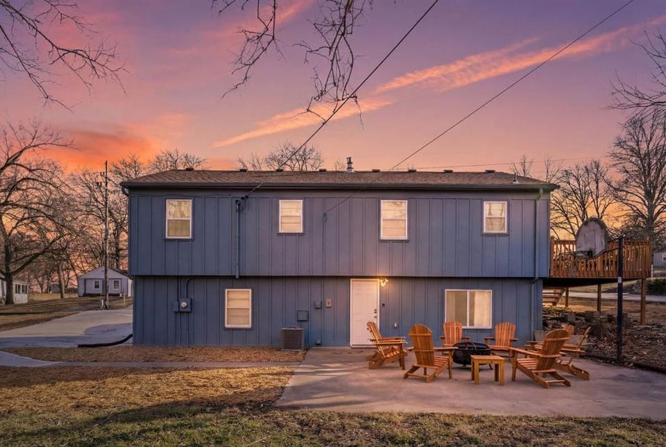 Boho Lounge - Pet Friendly Home Close to I-35 & KC House in Overland Park