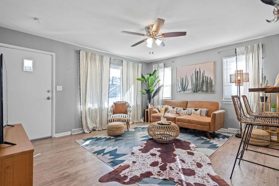 Boho Lounge - Pet Friendly Home Close to I-35 & KC House in Overland Park