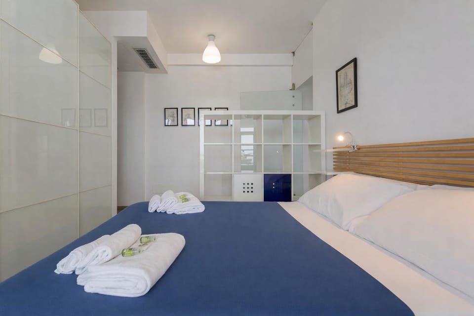 Bed, Photo of the whole room, towels, air conditioner