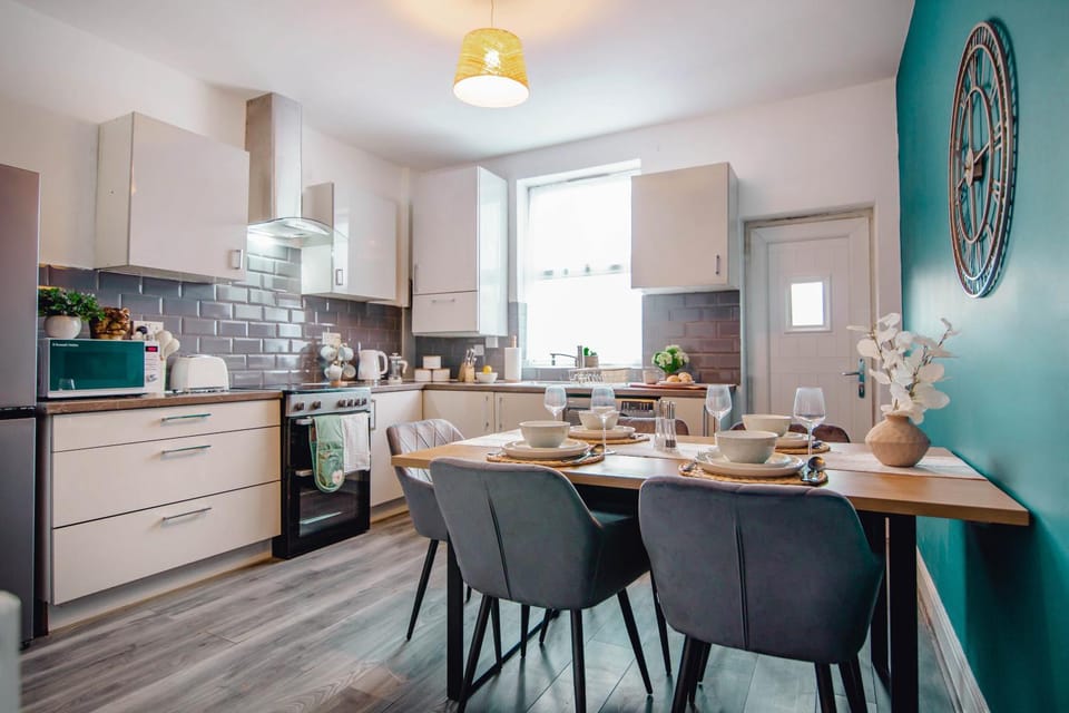 Kitchen or kitchenette, Dining area, oven, stove