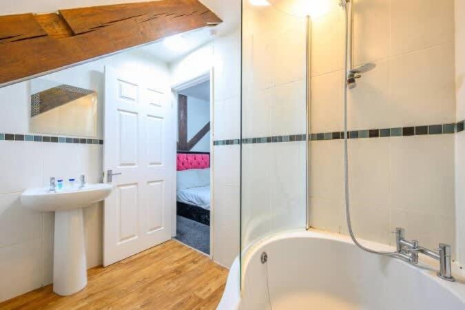 RB1GH- Cosy Room SECURE PARKING NEAR CITY CENTRE FAST WIFI Inn in Leeds