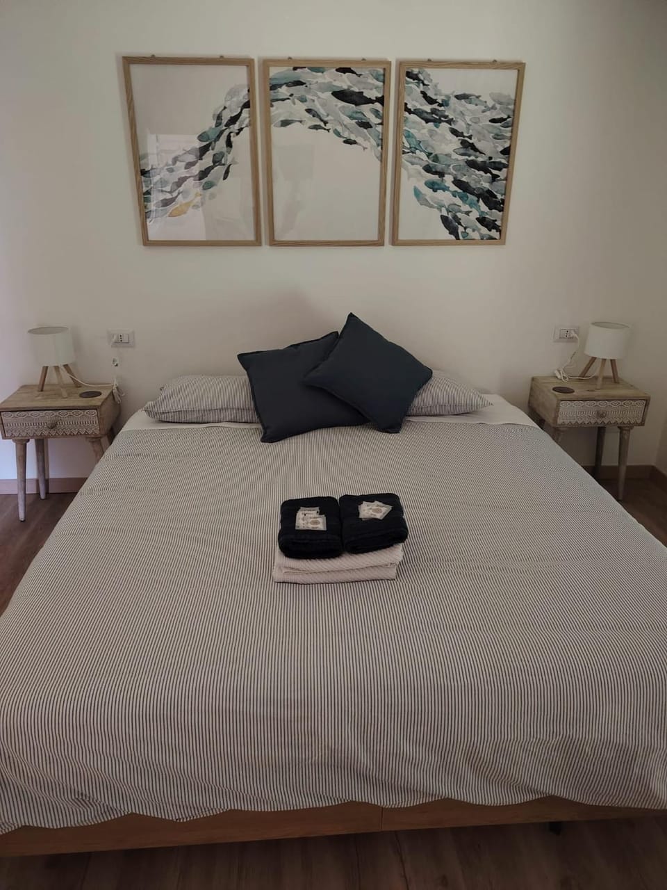 Bed, Bedroom, towels