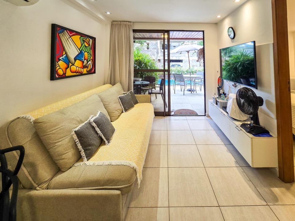 Communal lounge/ TV room, TV and multimedia, Living room, air conditioner, air conditioner
