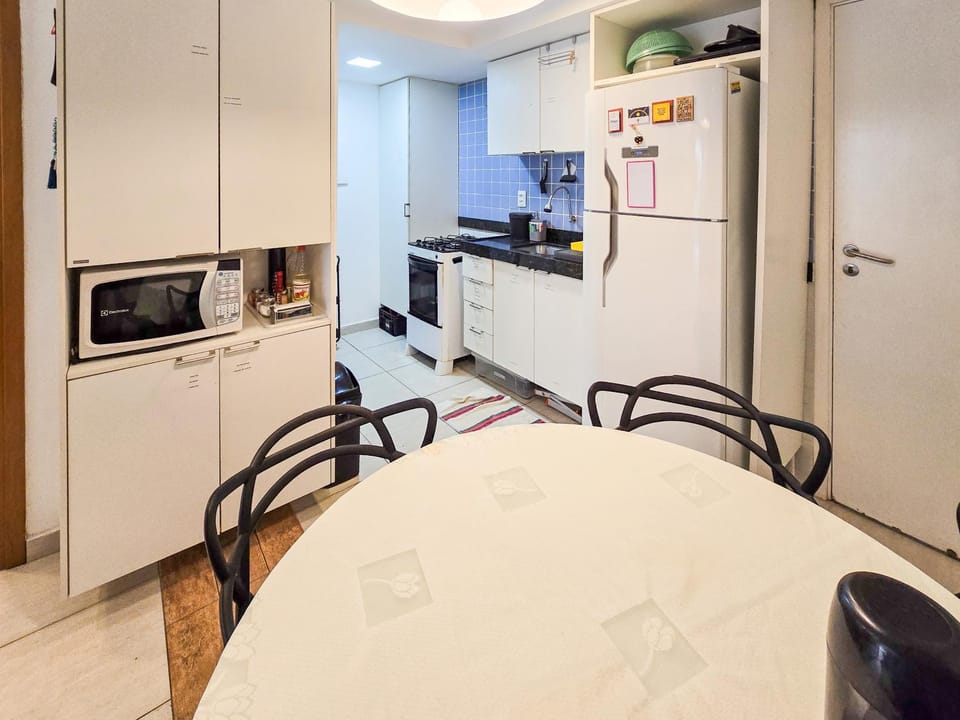 Kitchen or kitchenette, Dining area, Communal kitchen, locker, locker, microwave, oven, stove, stove, kitchen, kitchen