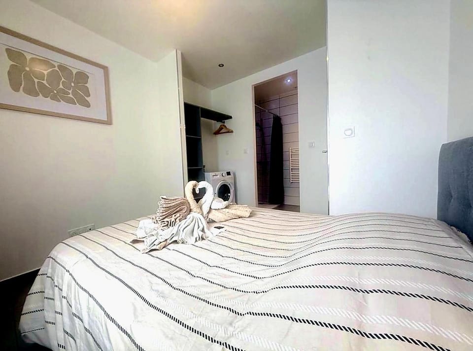 Bed, Photo of the whole room, Bedroom