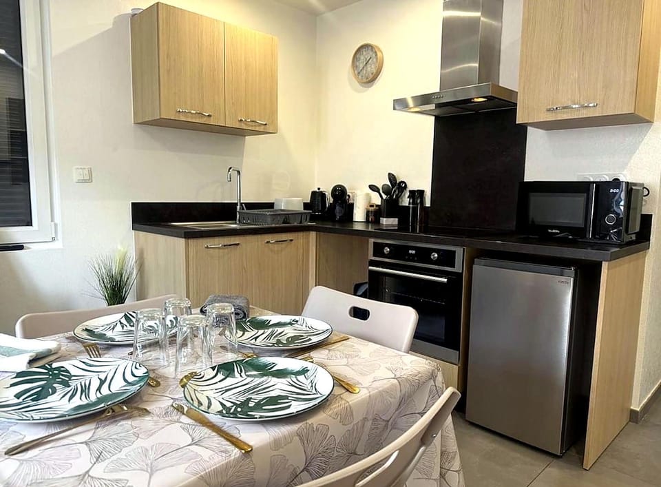 Kitchen or kitchenette, Dining area, microwave, oven, stove