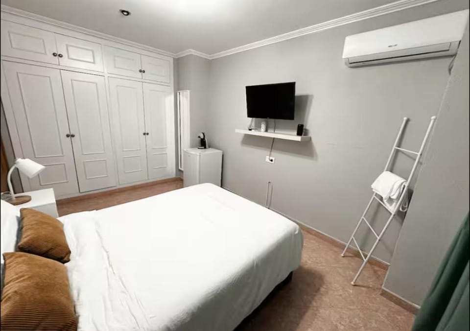 Habitación en Alicante 10 Agost Bed and Breakfast in Alicante