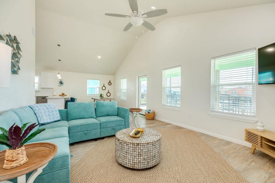 New Beach House - Bay & Beach Views House in Surfside Beach