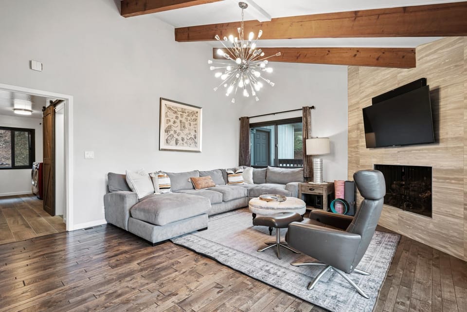 TV and multimedia, Living room, Seating area, fireplace
