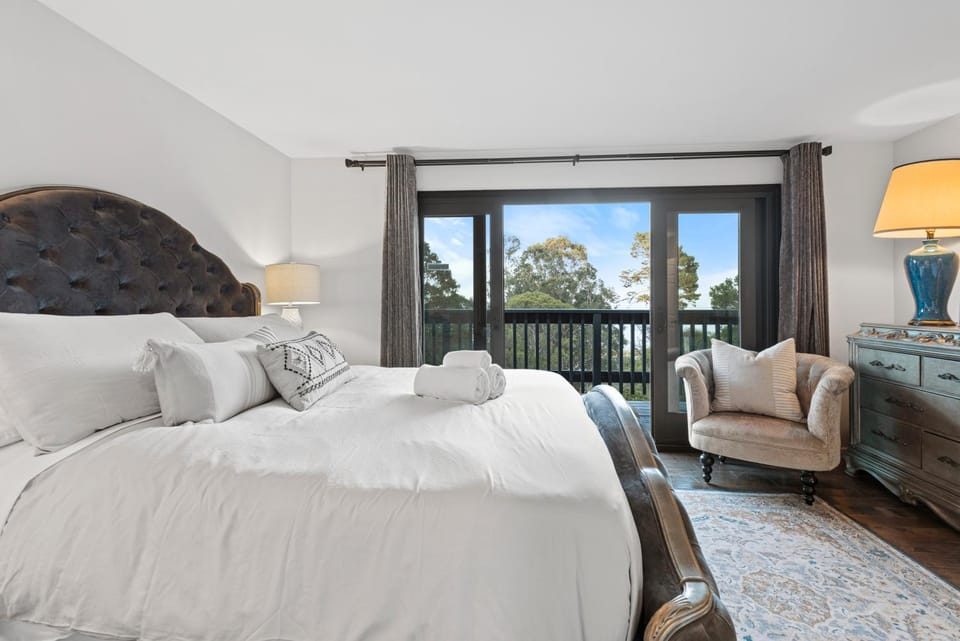 View (from property/room), Photo of the whole room, Seating area, Bedroom