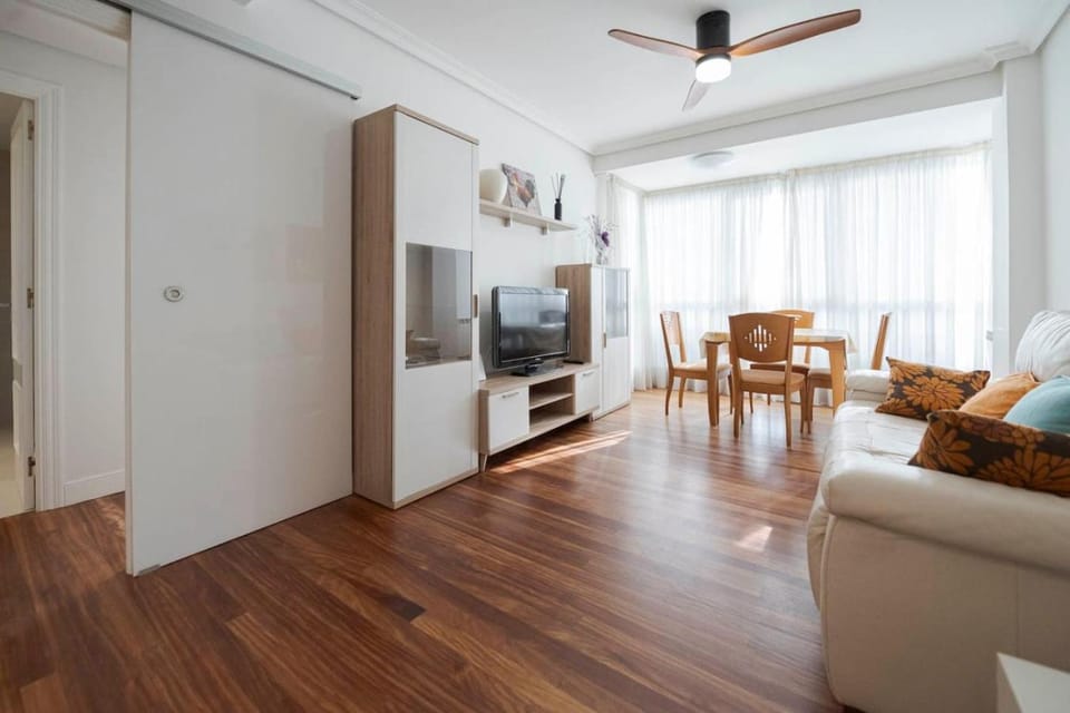 TV and multimedia, Living room, Seating area, Dining area