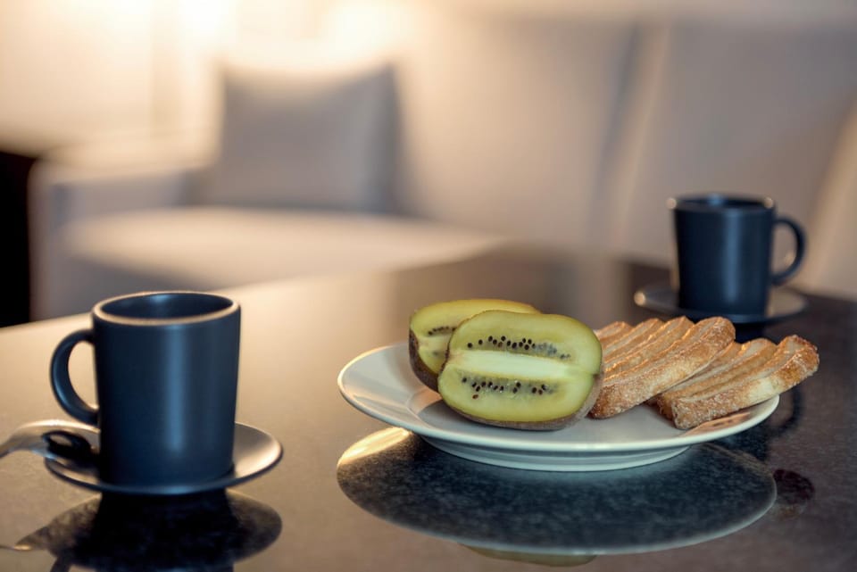 Coffee/tea facilities, Living room, Food and drinks, Food, Breakfast, Continental breakfast