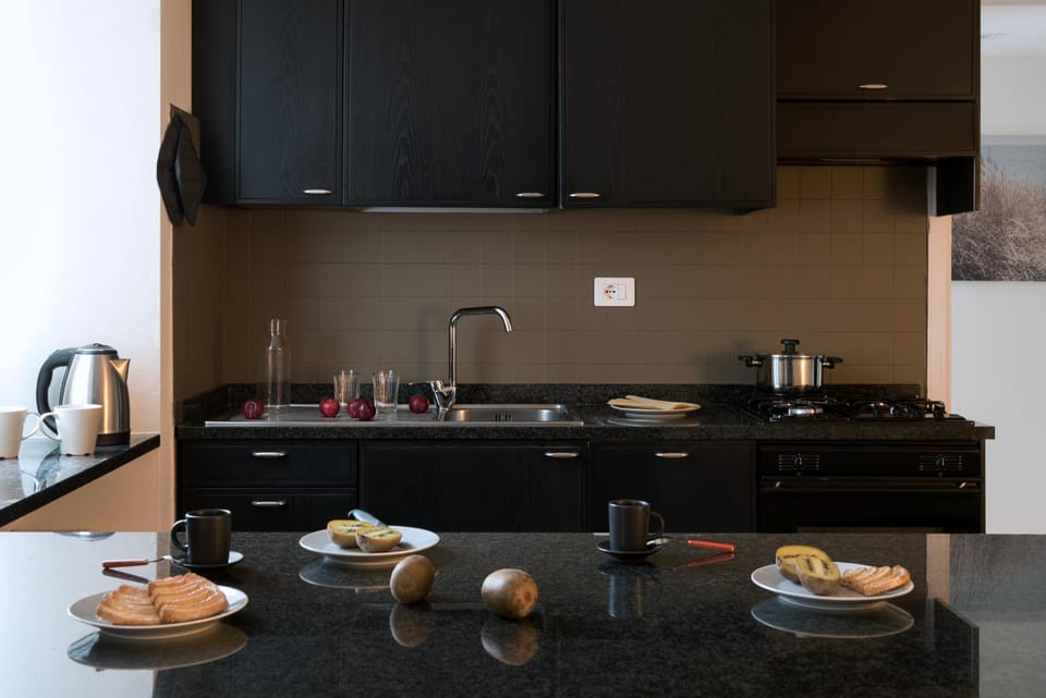 Kitchen or kitchenette, Banquet/Function facilities, Dining area, Meals, Dinner, kitchen
