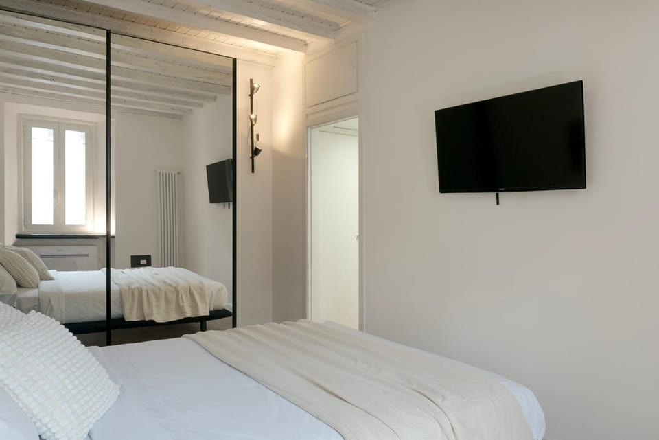 Bed, TV and multimedia, Photo of the whole room, Bedroom