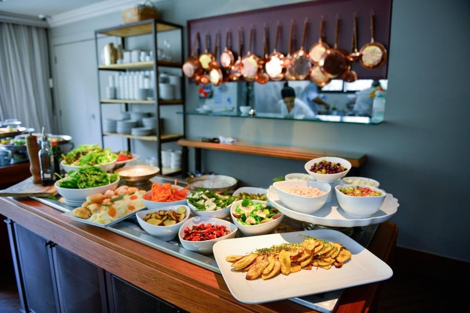 Restaurant/places to eat, Lounge or bar