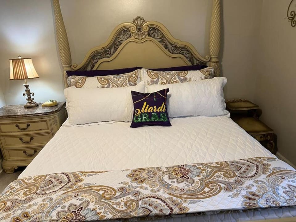 Mardi Gras Suite at NOLA Rendezvous, waterfront House in Abbeville