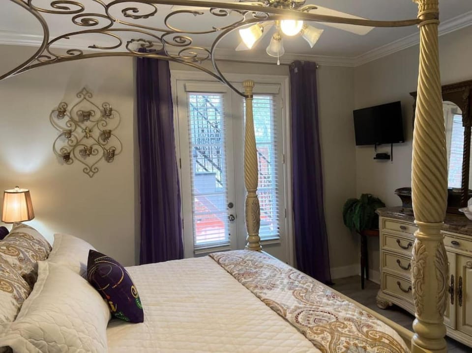 Mardi Gras Suite at NOLA Rendezvous, waterfront House in Abbeville