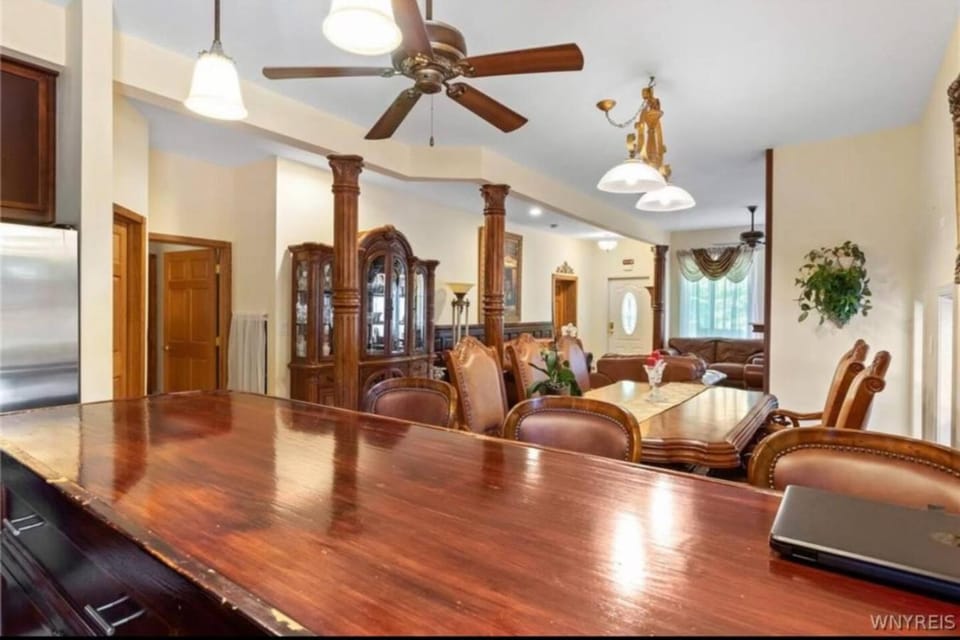 Very Spacious 4 Bedroom, 4 baths Niagara Falls House in Niagara Falls