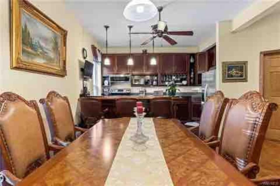 Very Spacious 4 Bedroom, 4 baths Niagara Falls House in Niagara Falls